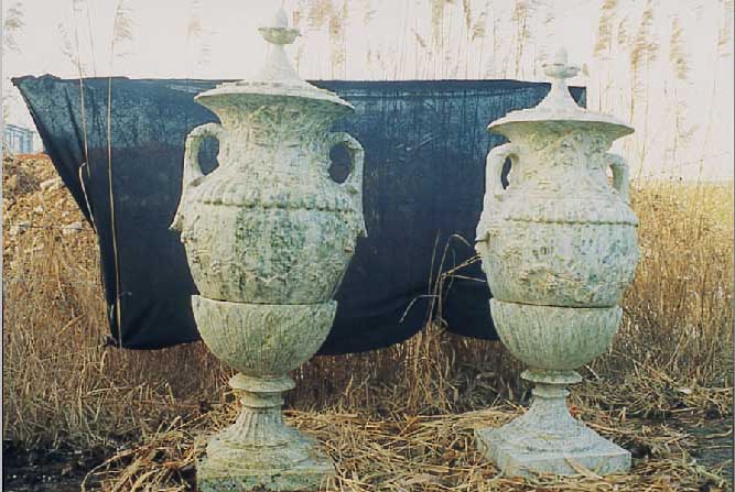 Paar Gartenvasen, 20. Jh., grüngeäderter Marmor gehauen, prunkvoll gearbeitet mit um- laufendem Trauben- und Blattdekor, H. je ca. 163 cm