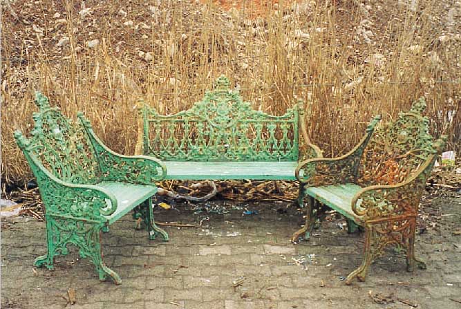 Gartengarnitur, England, um 1900, Gußeisen in reicher Durchbrucharbeit, Reste alter grüner Fassung, orig. Lattung, bestehend aus Bank und ...