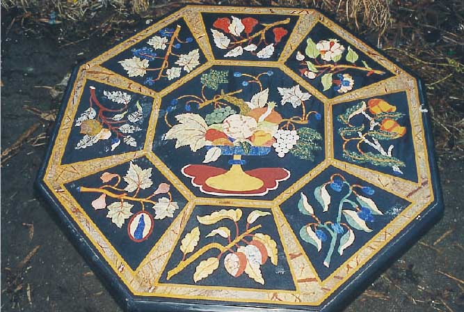Pietra-Dura-Tisch, Italien, 20. Jh., farboge florale Intarsien aus versch. Halb- edelsteinen wie Lapislazuli, Karneol, Fluß- spat, ...