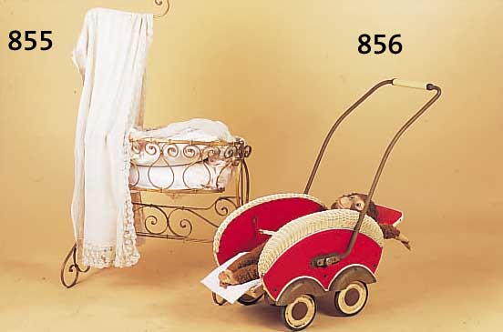 Puppenwagen, deutsch, 40er Jahre, Kunststoffund Kunstleder auf vernickelten Metallmonturendiese stark korr., dazu Plsch-Affe, 60er Jahre, ...