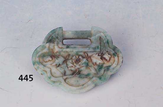 ANHäNGER, UM 1900, JADE, IN FORM EINES SCHLOSSES, GRüN/APFELGRüN, CA. 5,5 X 7 CM, MIN. ALTERSSP., BEISEITIG GESCHNITTEN FLORAL U. ...