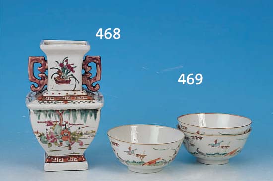 HENKELVASE, CINA, KUNG-HSü, UM 1900, FEINSTEINZEUG, BUNTE BEMALUNG UMLAUFEND, GLüCKSYMBOLIK, LANDSCHAFTS- U. PERSONENSTAF- FAGE, H. ...