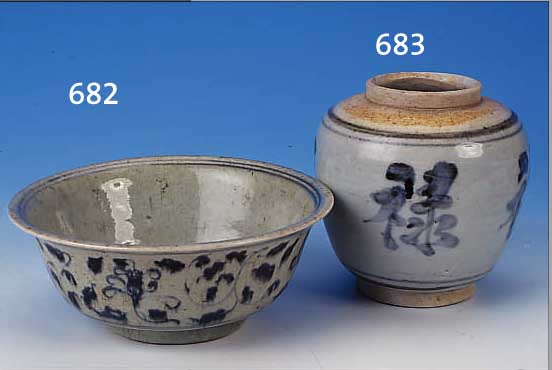 SCHALE, CHINA, UM 1620/40, SPäT-MING, FEIN- STEINZEUG, BLAUE BEMALUNG, FLORAL UNTER GLA- SUR, KRAKELIERT, D. 20 CM, L. ALTERSSP.