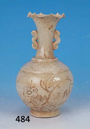 HENKELVASE, CHINA, YüAN, UM 1282-1466, FEINZEUG, GERITZTER FLORALER DEKOR, AUSGE- ZOGENER OBERER RAND, H. 18 CM