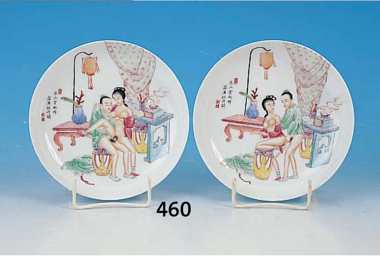 PAAR ZIERTELLER, CHINA, 20. JH., PORZELLAN, BUNTE BEMALUNG, EROTIKA, FAMILLE ROSE, D. CA. 16 CM