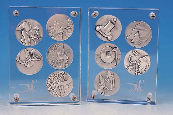 Dali, Salvador, 1904-1989, Die Zehn Gebote, 10 Silbermedaillen in zwei Acrylbehältern, von 1976, D. je ca. 5 cm, limit. Auflage von 12500 ...