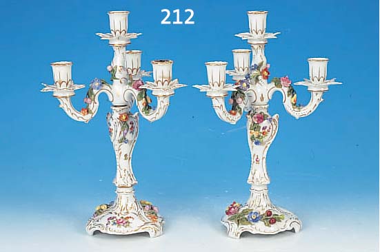 PAAR KERZENLEUCHTER, DRESDEN, 2. H. 20. JH., PORZELLAN, Z.T. SCHABLONISIERT U. AUSGEMALT, BLUMENBOUQUETS IN KARTUSCHEN, APPLIZIERTE VOLLPLAST. ...