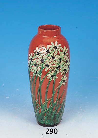 VASE, MAX LAEUGER, UM 1894/96, SIGN., STEIN-ZEUG, ORANGEROTE GLASUR, FLORALE BEMALUNG IN VERSCHIEDENEN GRüNTöNEN, SOG. GIEßBüCHSENMALE-REI, ...