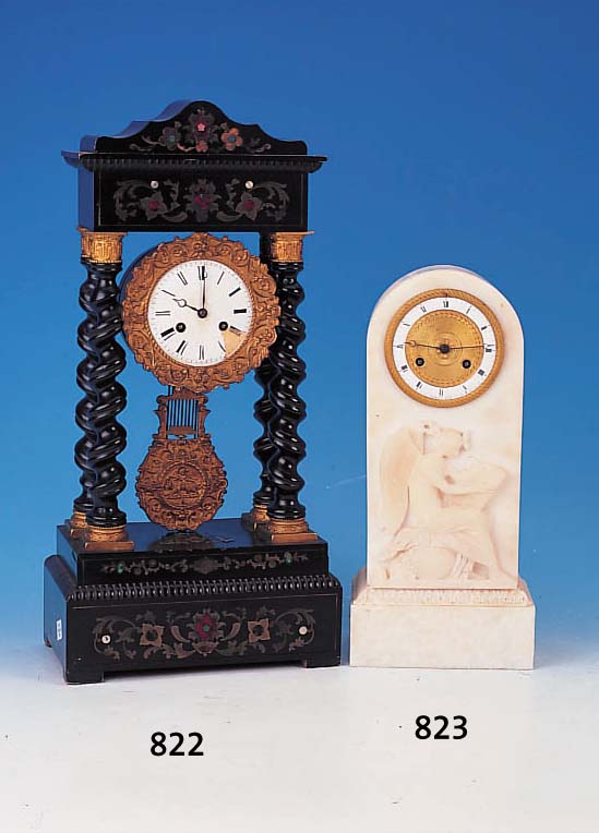 TISCHUHR, FRANKREICH, UM 1840, ALABASTERGEHäUSE IM ZEITTYPISCHEN STIL, IM MITTELTEIL LESENDER ENGEL, LüNETTE MIT KORDEL-DEKOR, ...