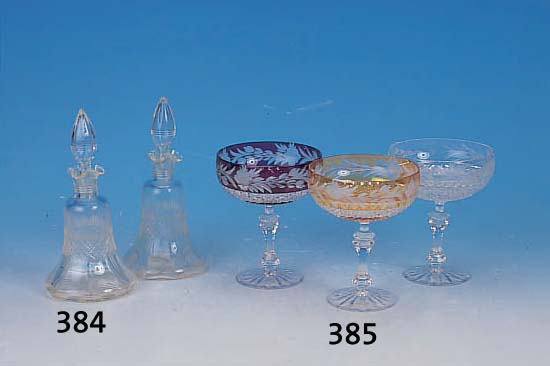 Fünf Gläser, 50er/60er Jahre, Kristallglas, geschnitten u. geschliffener floraler Dekor, bunt gebeizt, H. ca. 13 cm, 1 x min. am Rand best.
