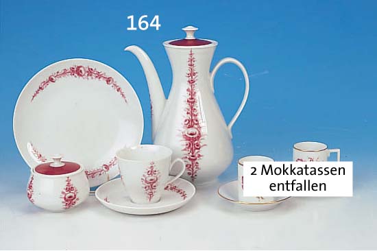 Teile eines Services, Fürstenberg, 20. Jh., Porzellan, lithogr. u. ausgemalt, floraler Dekor: 7 Tassen, H. 7 cm; Kannenh. ca. 25 cm; 12 ...
