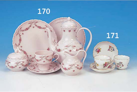 KAFFEESERVICE, HUTSCHENREUTHER, 60ER JAHRE, ROSAFARBENES PORZELLAN MIT BUNT LITHOGRA- PHIERTEM BLüTENDEKOR, BEST. AUS: KANNE, SAHNE-GIEßER, ...