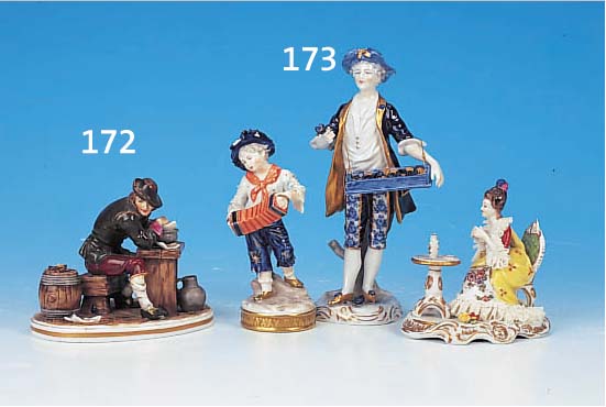 KONVOLUT AUS DREI PORZELLANFIGUREN, THüRINGEN,30ER JAHRE: BLUMENVERKäUFER, BLAUE BEMALUNG,GOLDSTAFFAGE, H. CA. 20 CM; HARMONIKASPIELER, BUNT ...