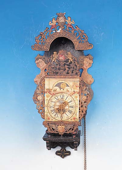 FRIESISCHE STUHLCLOCK, NEUZEITLICH, BEMALTE WANDHALTERUNG FüR UHR, FLANKIERT VON MEER- JUNGFRAUEN, GIEBELBEKRöNUNG BLEIORNAMENTIK MIT ...
