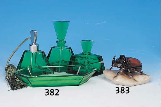 TOILETTENSET, BöHMEN, WOHL MOSER, 50ER JAHRE, GRüNES GLAS, BESTEHEND AUS KAMMSCHALE, ZWEI FLAKONS, EIN ZERSTäUBER, MIN. GEBR.-SP.