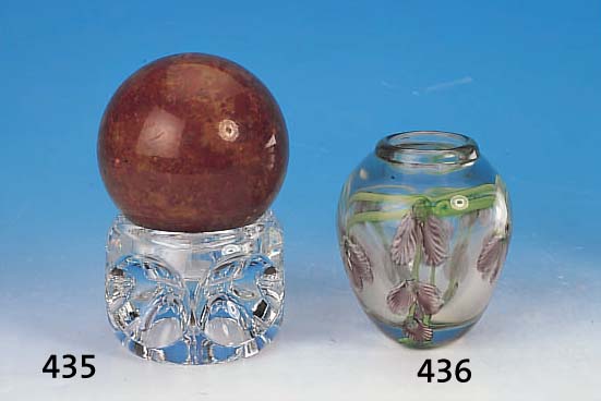 KUGEL AUS RHODILQUARZ, D. CA 10 CM, MIT SOCKEL AUS DICKWANDIGEM FARBLOSEM GLAS, H. CA. 18 CM