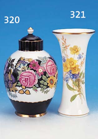 DECKELVASE, FRAUREUTH KUNSTABTEILUNG, UM 1910, PORZELLAN, BUNT FLORAL BEMALT, TEILS SCHWARZ GLASIERT, GOLDSTAFFAGE LEICHT BE- RIEBEN, H. ...