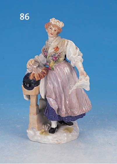 PORZELLANFIGUR, MEISSEN, UM 1880-90, KLöPPLERIN, DIE IHRE WARE FEILHäLT, BUNT BEMALT, ARM ABGEBROCHEN UND GEKLEBT, ...