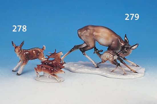 PORZELLANFIGUR, ROSENTHAL, PLöSSBERG, 50ER JAHRE, MODELLNR. 895, SIGN. A. ROEHRIG, RICKE MIT KITZ, BUNT BEMALT, H. CA. 16 CM, L. CA. 30 CM