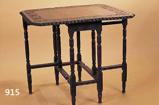 KLAPPTISCH, DEUTSCH, UM 1910, BUCHE MASSIV, MIT FLORALEN FLACHSCHNITZEREIEN, H. CA. 71 CM,FLäCHE CA. 80 CM, GEBR.-SPUREN