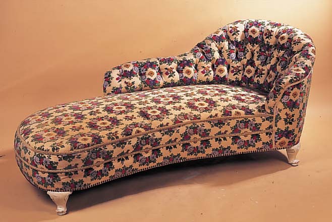 CHAISELONGUE, ITALIEN OD. FRANKREICH, 60ER J., WEIß GEFASSTES HOLZGESTELL MIT RELIEF- BESTICKTEM BEZUG, CA. 83 X 194 X 80 CM