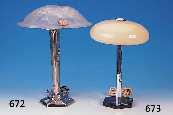 TISCHLAMPE, FRANKREICH, 20ER JAHRE, ART-DECO, SCHIRM SIGN. ROS, RELIEFIERTER UND MATTIER-TER PREßGLASSCHIRM, METALLFUß VERNICKELT, H. CA. 47 CM, ...