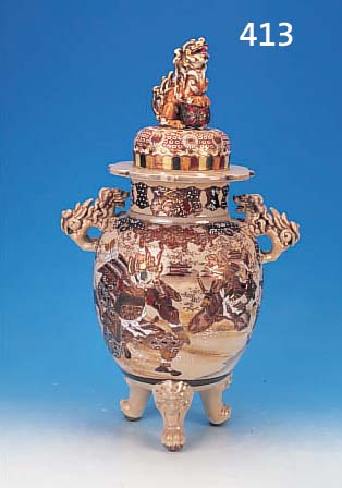 DECKELVASE, JAPAN, SATSUMA, UM 1900, FEINSTEINGUT, REICH BUNT BEMALT MIT KäMPFENDEN SAMURAI, PLASTISCHE DECKELBEKRö- NUNG UND ...