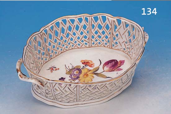 ZIERSCHALE, THüRINGEN, UM 1890, PORZELLAN, IN REICHER DURCHBRUCHARBEIT, INNEN BUNTE BLUMENBEMALUNG, GOLDSTAFFAGE, CA. 7 X 22 X 17 CM