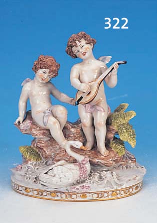PORZELLANFIGURENGRUPPE, SCHEIBE ALSBACH, UM 1910, ZWEI PUTTEN MIT SCHWAN, BUNT BEMALT, H. CA. 22 CM
