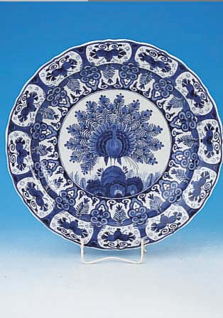 GROßER TELLER, DELFT, UM 1890, FAYENCE, REICHE BLAUMALEREI MIT PFAU, D. CA. 39 CM