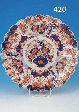 GROßER TELLER JAPAN, IMARI, UM 1900, PORZELLAN, REICH BEMALT IN BLAU, ROT UND GRüN, GOLDSTAFFAGE BERIEBEN, D. CA. 42 CM