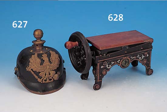 PICKELHAUBE, DEUTSCH, UM 1900-05, LEDERKOR- PUS MIT GEPRäGTER MESSINGAPPLIKATION, ADLER, SPRUCH: MIT GOTT FüR KöNIG UND VATERLAND, KOKARDEN ...