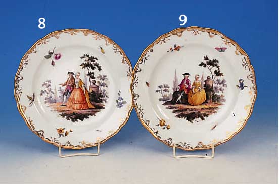 ZIERTELLER, MEISSEN, UM 1870, PORZELLAN, MITTIG FEINE BUNTE BEMALUNG, SCHäFERSZENE, INSEKTEN U. STREUBLUMEN, REICHE GOLDSTAFFAGE, CA. 23,5 ...
