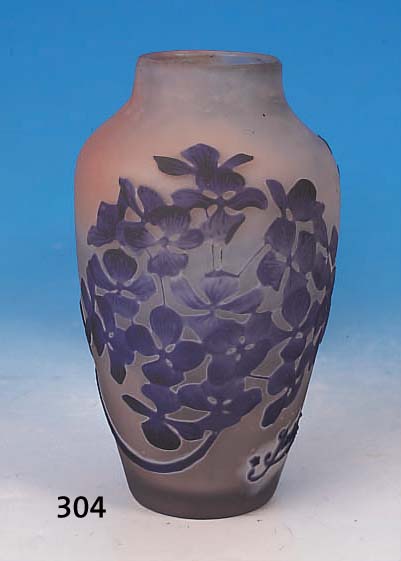 VASE, GALLé, 1904, FARBL. GLAS, ZWISCHEN DENSCHICHTEN ROSEFARBEN EINGEPUDERT, VIOLETTER AUßENüBERFANG, VEILCHENDEKOR, GESCHNITTEN, GE-SCHLIFFEN ...