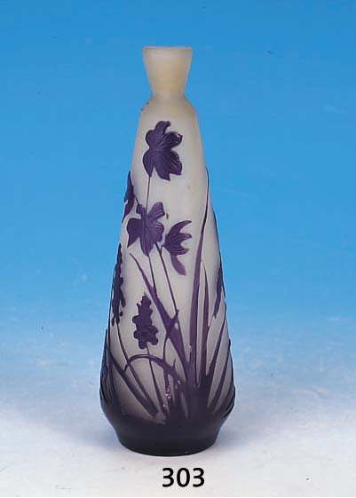 VASE, GALLé, UM 1900, FARBL. GLAS, ZWISCHEN DEN SCHICHTEN OPAKWEIß BIS HELLGELB EINGEPU- DERT, PUPURFARBENER AUßENüBERFANG, GESCHNIT- TEN, ...