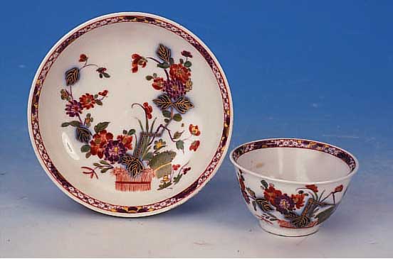 KOPPCHEN MIT UNTERTASSE, MEISSEN, UM 1730, PORZELLAN, REICHE BUNTE BLUMENMALEREI, INDIAN.BLUMEN, JEWEILS INNEN U. AUßEN, GOLDSTAFFAGE, KOPPCHENH. ...
