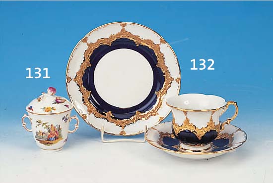DECKELTASSE, KPM BERLIN, UM 1830, PORZELLAN, FEINE BUNTE BEMALUNG, BEIDSEITIGE DARSTELLUNG VON FLUßLANDSCHAFTEN MIT SCHLOß/ BZW. ...