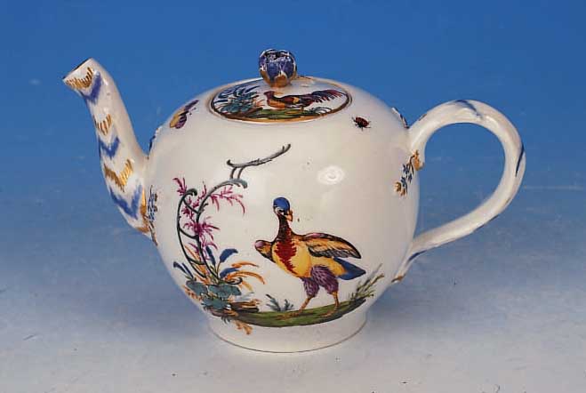 TEEKANNE, MEISSEN, UM 1750, PORZELLAN, FEINEBUNTE BEMALUNG VON EXOTISCHEN VöGELN UND IN- SEKTEN, AUF DEM DECKEL APPLIZ. VOLLPLASTISCHE BLüTE ...