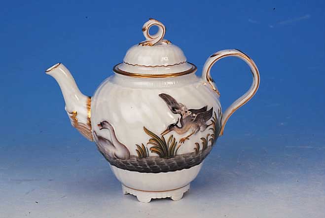 TEEKANNE, MEISSEN, UM 1860-80, PORZELLAN, SCHWANENDEKOR, TEILRELIEFIERT U. BUNT BEMALT, SCHWäNE U. WASSERVöGEL IM SCHILF, GOLDSTAF- FAGE, 17 CM
