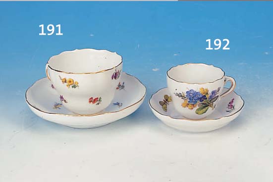 MOKKATASSE MIT UNTERTASSE, MEISSEN, 20. JH., PORZELLAN, QUALITäTVOLLE BUNTE BEMALUNG, BLU-MENBOUQUETS, STREUBLüMCHEN U. SCHMETTERLINGE, ...