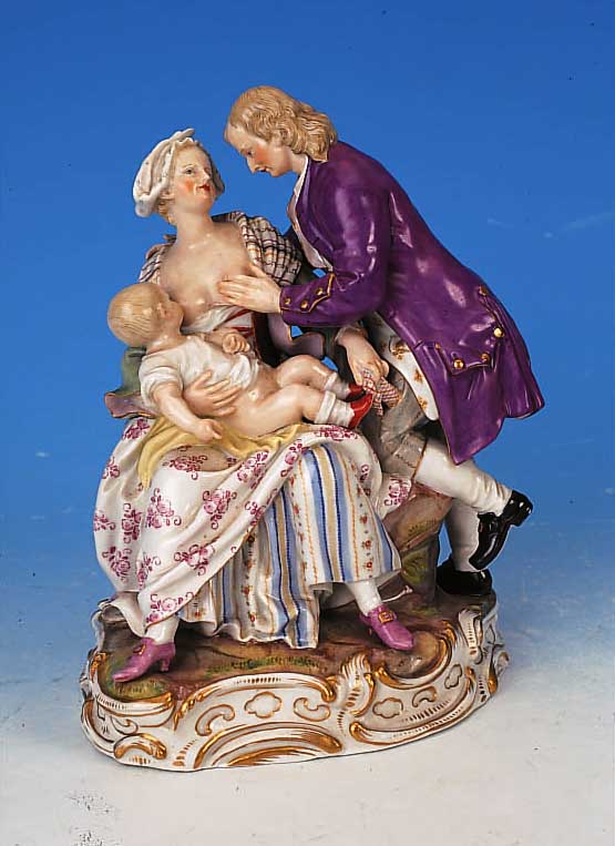 PORZELLANGRUPPE, MEISSEN, UM 1860-80, DARST. EINER STILLENDEN MUTTER MIT KNABE U. MANN, DER SIE UMARMT U. SICH üBER SIE BEUGT, BUNT ...
