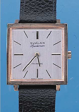 KONVOLUT: 2 HERRENARMBANDUHREN SCHWEIZER PRO- DUKTION, UNGETR. LAGERW., UM 1970, FüR DEN SKANDINAVISCHEN MARKT, 1X BEZ. SVALAN, METALL-CARREE-GEH. ...