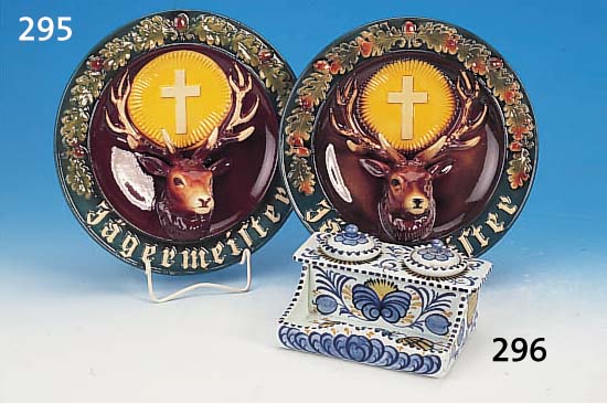 ZWEI WANDTELLER, WERBUNG D. FIRMA JäGERMEI- STER, FEINSTEINGUT REICH RELIEFIERT, BUNT BEMALT, D. JE CA. 29 CM