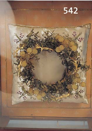 BRAUTKRONE, SüDDEUTSCH, UM 1900, FEINE FILI-GRANARBEIT AUS PAPIER, STOFF UND METALL, AUF FEIN BESTICKTEM SEIDENKISSEN, IM SCHAUKASTEN, CA. 13 X 40 ...