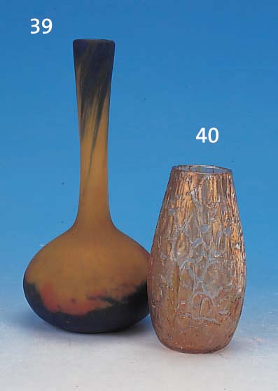 KLEINE VASE, ÖSTERREICH, LöTZ, UM 1906-08, SCHICHTGLAS MIT ROSAFARBENEM ÜBERFANG, EINGE- SCHMOLZENE BERNSTEINFARBENE GLASTEILE, IN DIE FORM ...