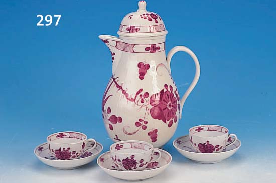 GROßE KANNE, VIER TASSEN MIT UNTERTASSEN, LIMBACH, UM 1790-1830, PORZELLAN, GERIEFTE WANDUNG, PURPURFARBENE CAMAIEUMALEREI, H. KANNE CA. ...