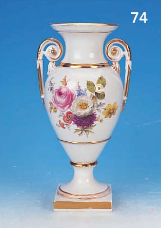 HENKELVASE, MEISSEN, UM 1860-80, PORZELLAN, BEIDSEITIGE BUNTE BEMALUNG, ZWEI GROßE BOU- QUETS, GOLDSTAFFAGE, DIESE BER., H. CA. 29,5CM