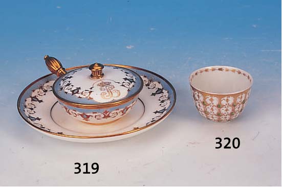 NACHTLAMPE, SEVRES, UM 1870, CHATEAU DE TUILLERIE, BEMALT, HELLBLAUER FOND, ABSTRAKT FLORALE GOLDSTAFFAGE, MONOGRAMMIERT PL (LE- GIERT) MIT ...