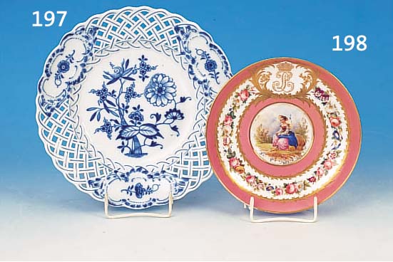 ZIERTELLER, SEVRES, UM 1848, PORZELLAN, CHATEAU DE TUILLERIES, ROSéFARBENER FOND, BUN-TE BEMALUNG, IN DER MITTE KARTUSCHE MIT SCHäFERIN, ...