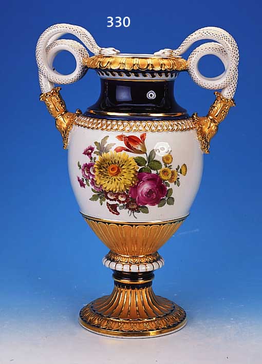 GROßE SCHLANGENHENKELVASE, MEISSEN, UM 1860/ 80, PORZELLAN, FEINE BUNTE BEMALUNG, BEID- SEITIG GROßES BLUMENBOUQUET, KOBALTBLAUE RäN- DER, ...